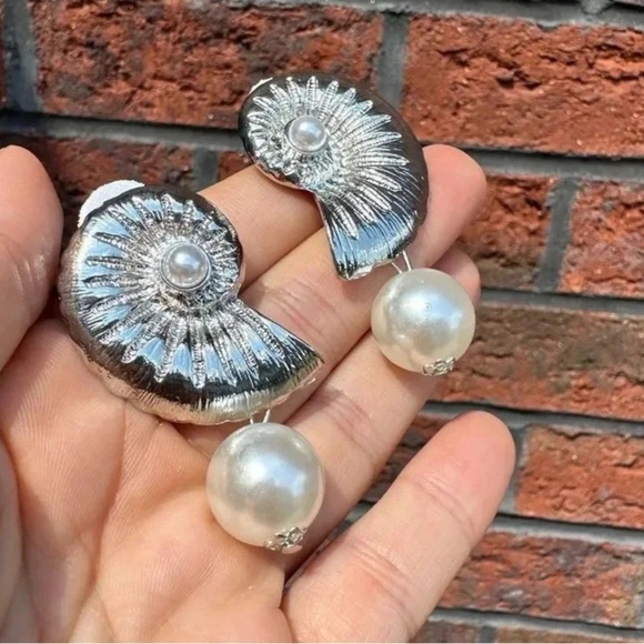 Seashell Pearl Snail Earrings - Picture 7 of 10